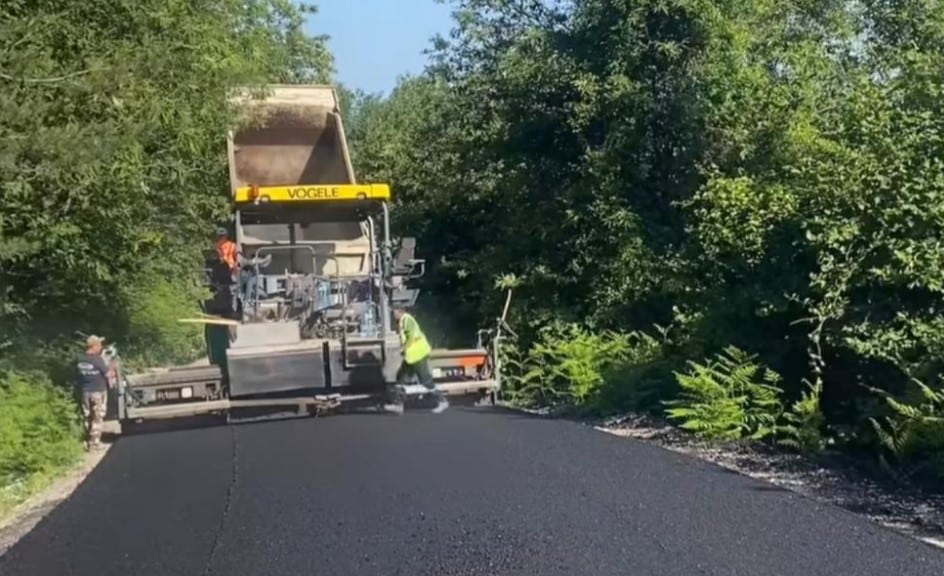 Ayancık’ta köy yolları asfalta kavuşuyor