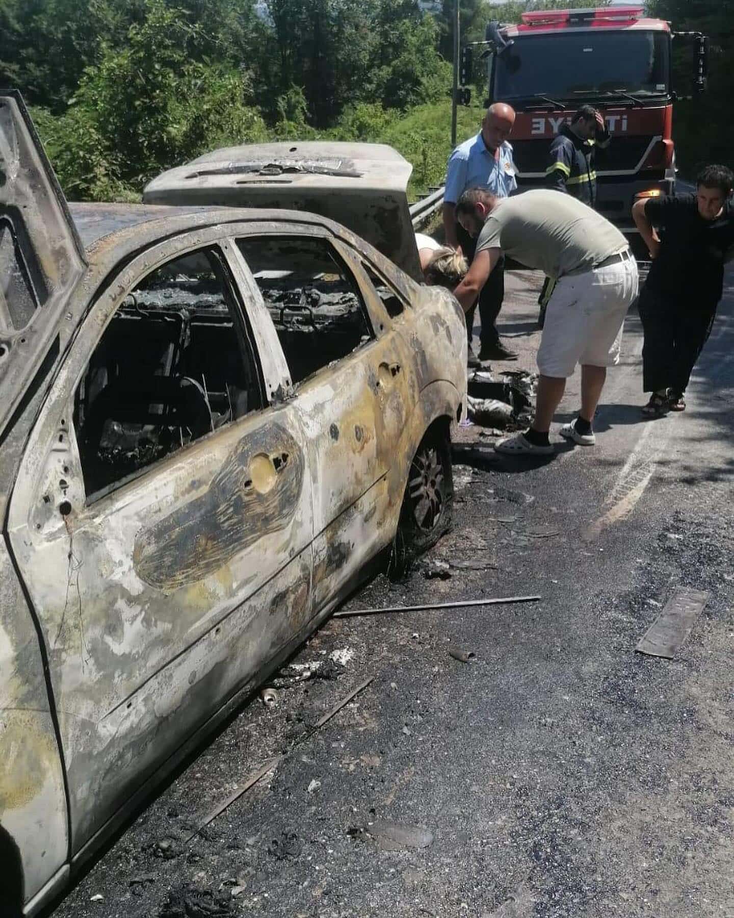 Ayancık-Türkeli yolunda otomobil yandı