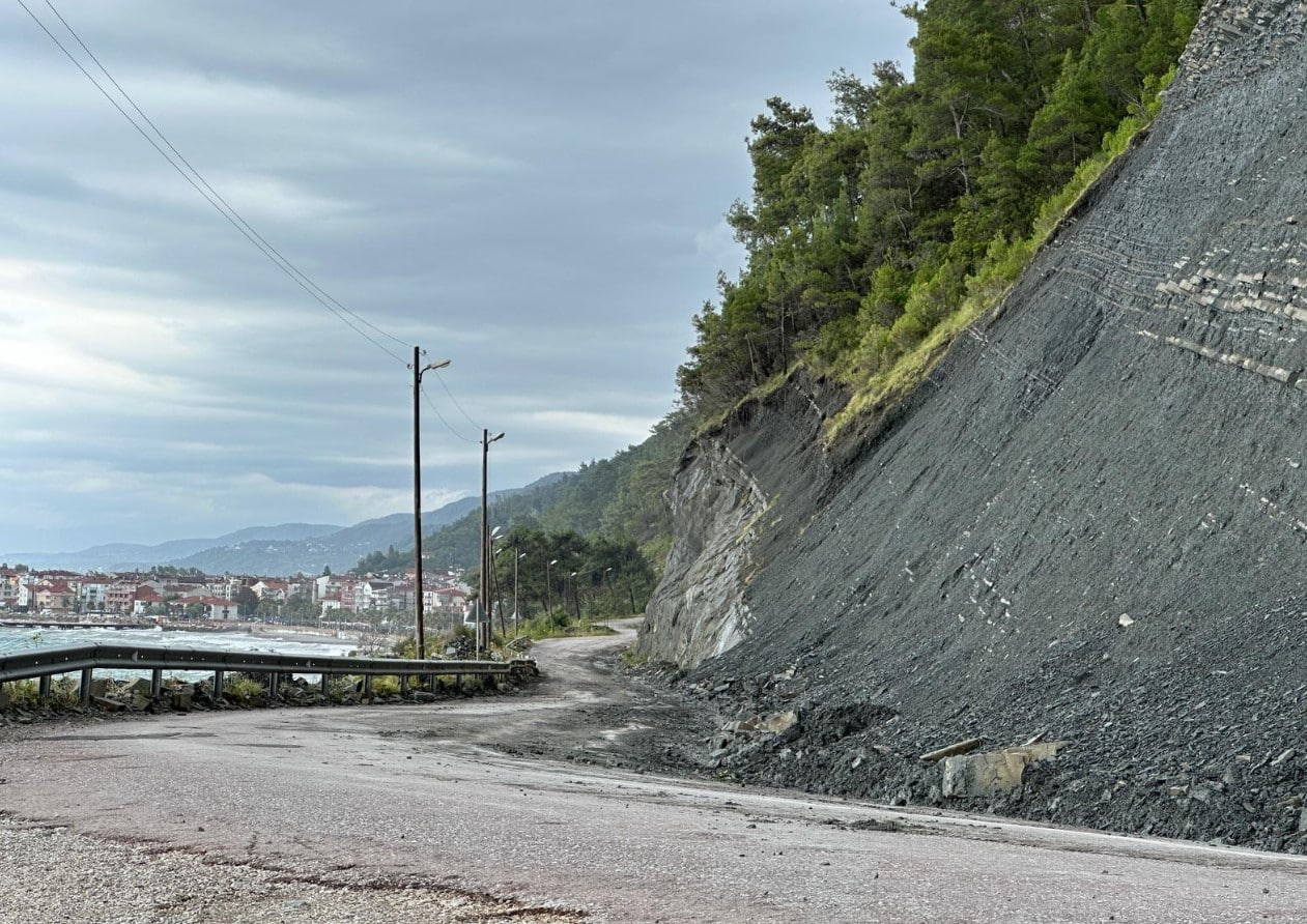 Ayancık’ta Yola Kaya Düştü