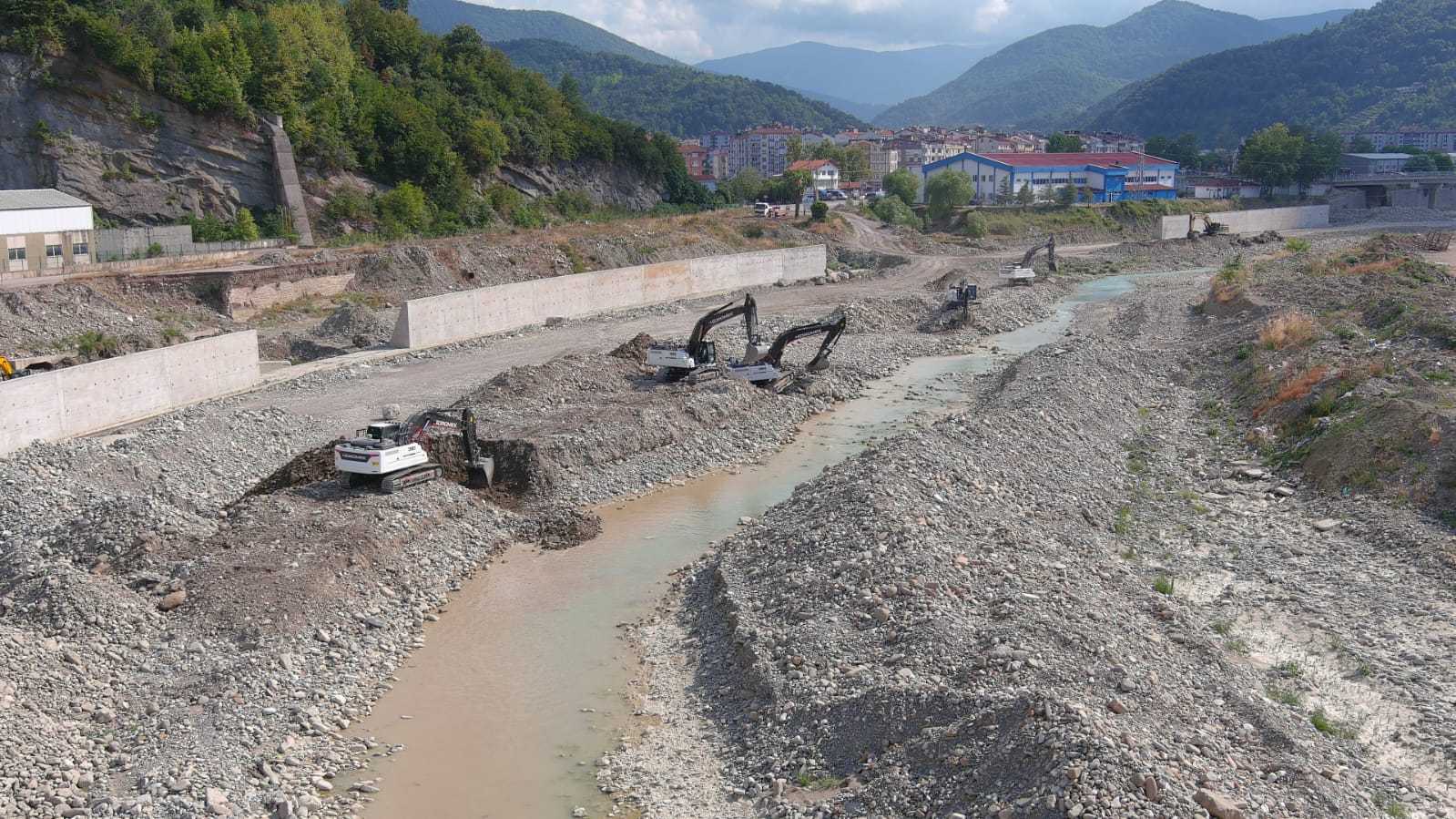 Ayancık'ta dere ıslah çalışmaları devam ediyor