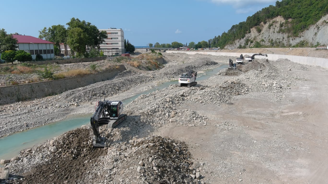 Ayancık’ta dere ıslah çalışmaları devam ediyor