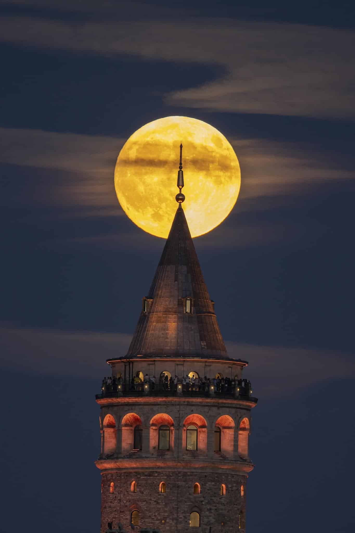 Dolunay, Galata Kulesi’yle Birlikte Görüntülendi