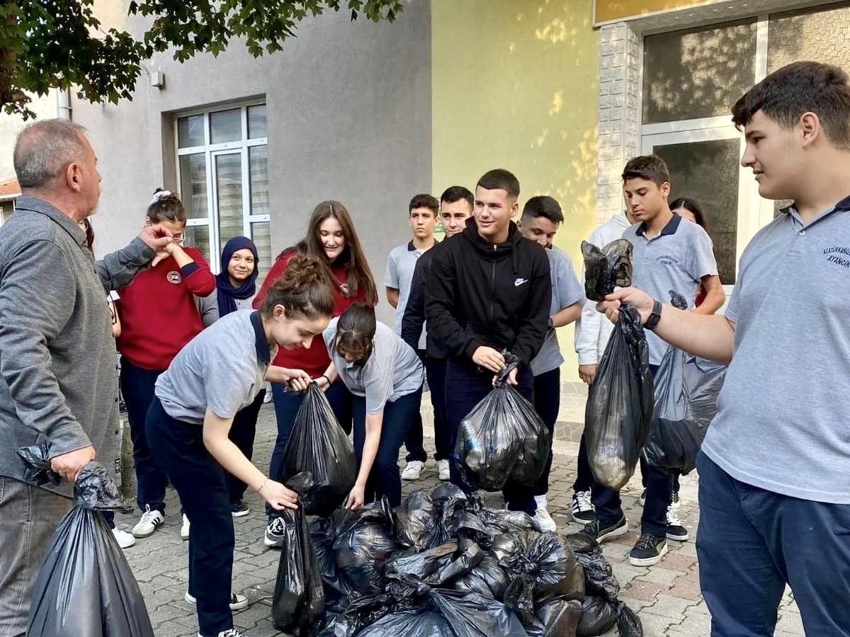 Birileri Kirletti, Öğrenciler Temizledi