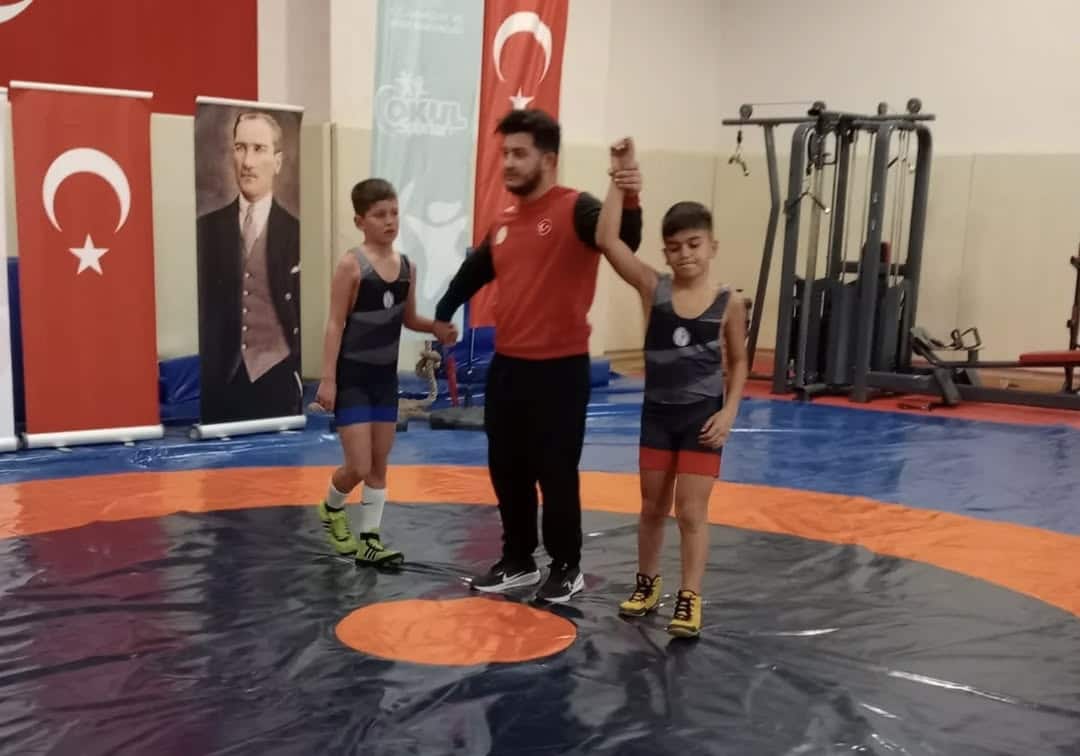 Ayancık Şehit Ahmet Can İmam Hatip Lisesi Öğrencisi Güreşte İl Birincisi Oldu