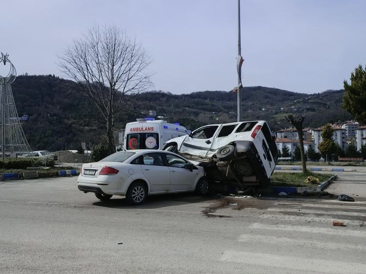 Benzinlik Kavşağında Kaza