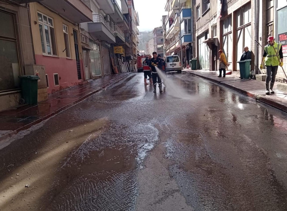 Ayancık’ta cadde ve sokaklar yıkanıyor