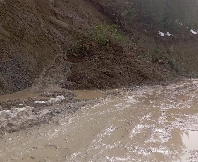 Çamurca yolunda toprak kaymaları yaşanıyor