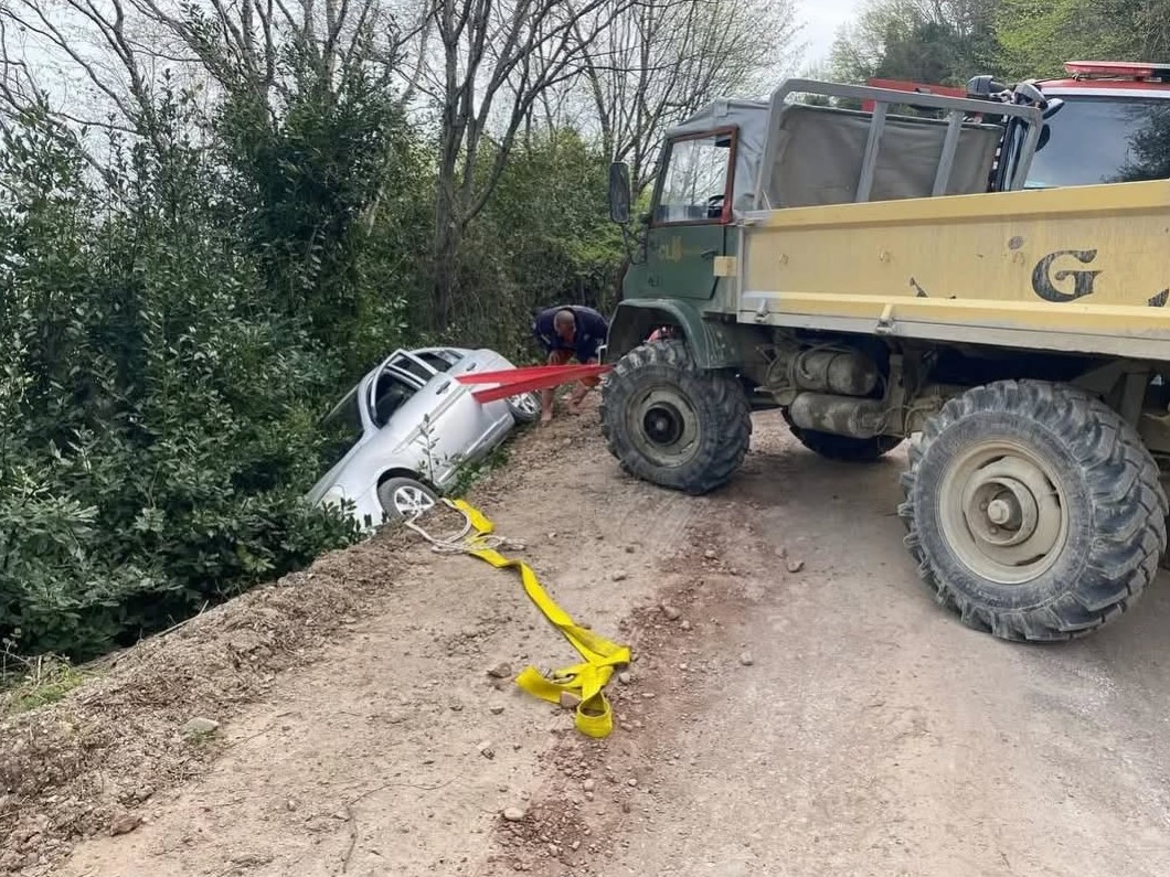 Ayancık'ta Yoldan Çıkan Araç Ağaçlara Takıldı